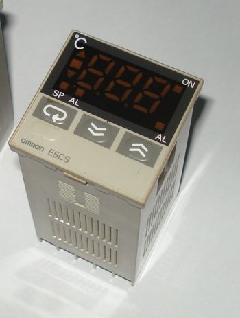 OMRON E5CS R1KJX Temperature Controller Free Ship  