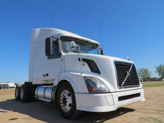  semi sleeper truck, VERY NICE TRUCK READY FOR WORK 06 Volvo semi 